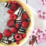 chia puding gyümölcsökkel és keksszel díszítve