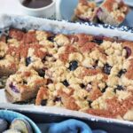 fahéjas piskóta szilvával. őszi szilvás szórt sütemény recept