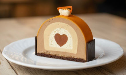 Először tehették próbára magukat Karácsonyi fatörzs versenyen a magyar cukrászok 